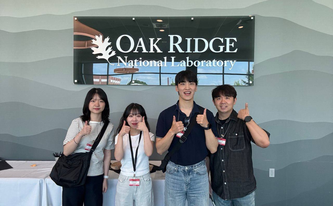 Lab members visiting Oak Ridge National Laboratory